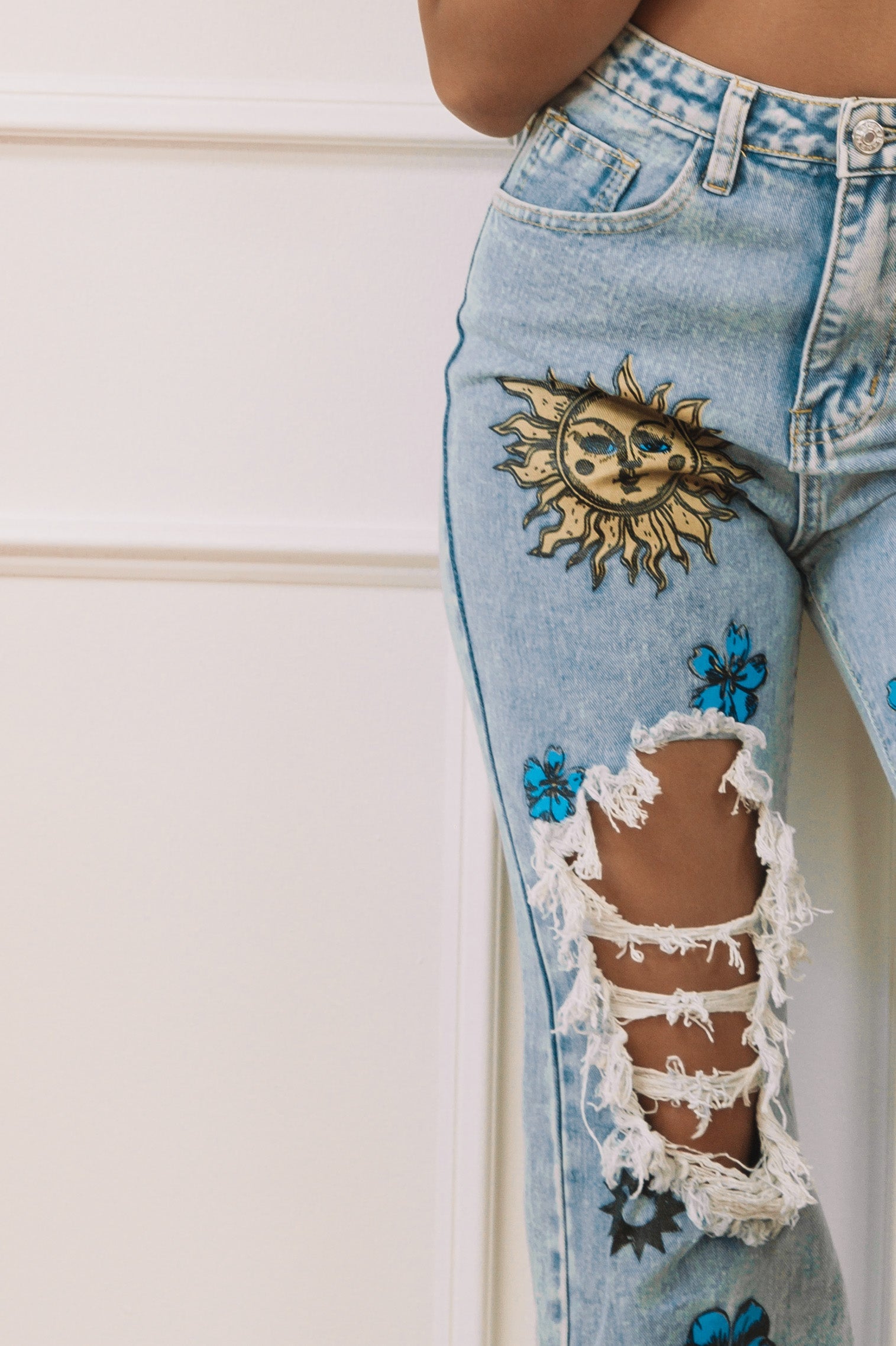 Distressed high waisted jeans