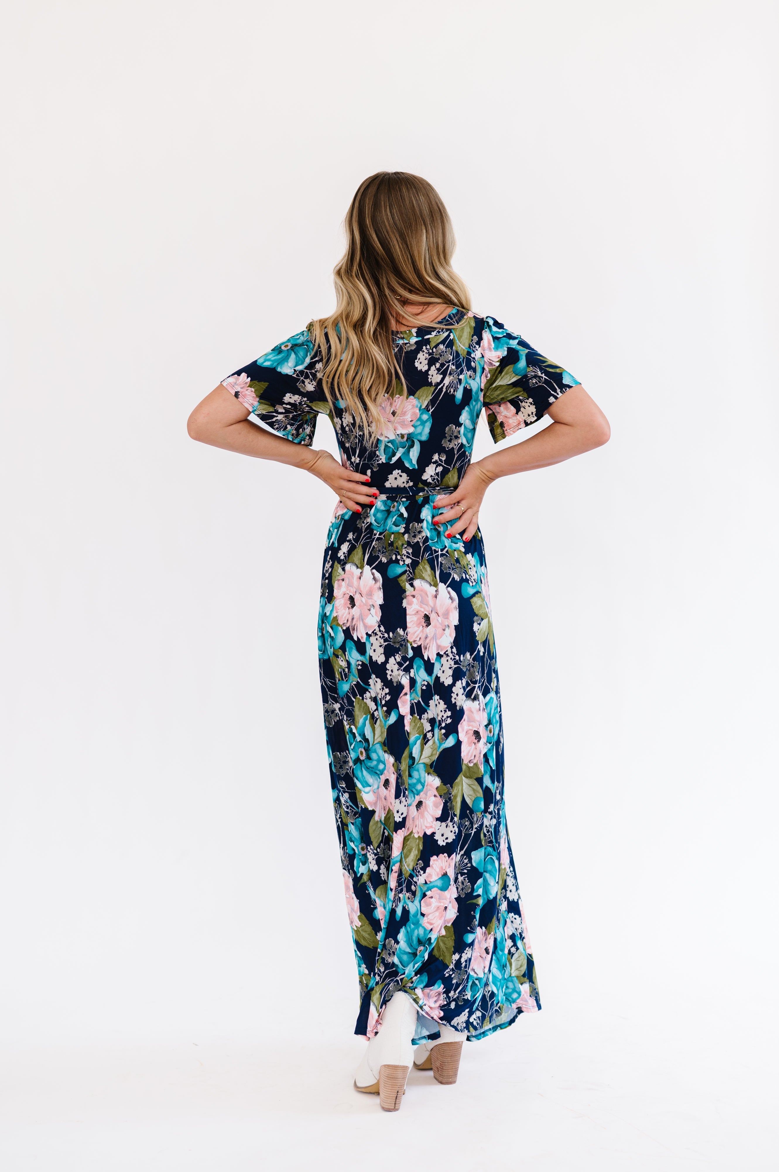 Maxi dress with flowy sleeves