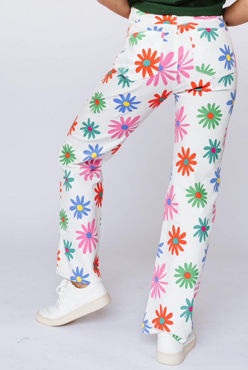 White pants with daisy print